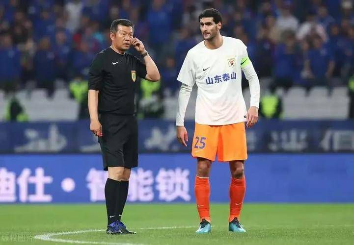 影片匠心独具地让传统老派技艺，与新时代的网络天眼等尖端科技展开硬核对抗，上演了一场扣人心弦的“他逃他追”极限追捕。
