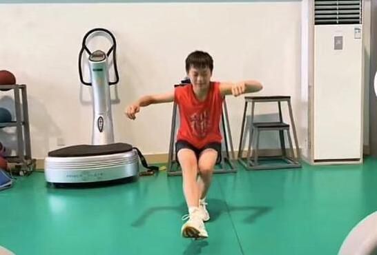 在她们的身后，是焦急的人们和一大堆科学仪器。