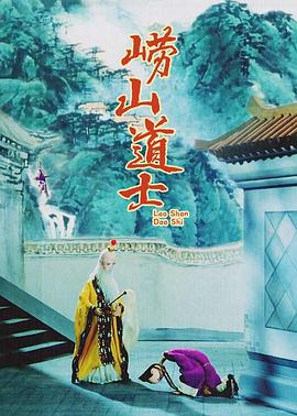 照片中，长发披肩的李梦身穿白色透视娃娃衫，素颜出镜的她清纯又性感；对面的金敏喜身穿黑色BF风外套，齐刘海低马尾造型十分减龄。